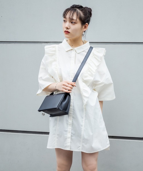 RASVOA(ラスボア)の「ビッグフリルシャツワンピース(シャツワンピース・レディース・オフホワイト/ブラック・FREE)」の5枚目の写真