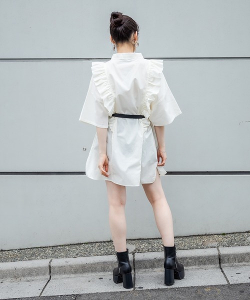 RASVOA(ラスボア)の「ビッグフリルシャツワンピース(シャツワンピース・レディース・オフホワイト/ブラック・FREE)」の4枚目の写真