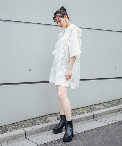 RASVOA(ラスボア)の「ビッグフリルシャツワンピース(シャツワンピース・レディース・オフホワイト/ブラック・FREE)」の9枚目の写真