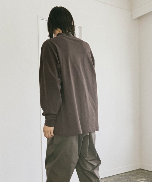 nowm（ノウム）の「【nowm】MERCERISED COTTON LOOSE MOCK NECK LONG SLEEVE TEE / ルーズ モックネック TEE（Tシャツ/カットソー・メンズ・ダークブラウン/ベージュ/オフホワイト・M/L）」の7枚目の写真