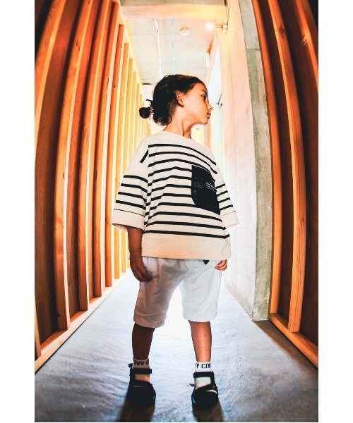 GROOVY COLORS（グルービーカラーズ）の「天竺ボーダー ワイドシルエット ポケット Tシャツ（Tシャツ/カットソー・キッズ・ブラック/アイボリー・110/120/100）」の4枚目の写真