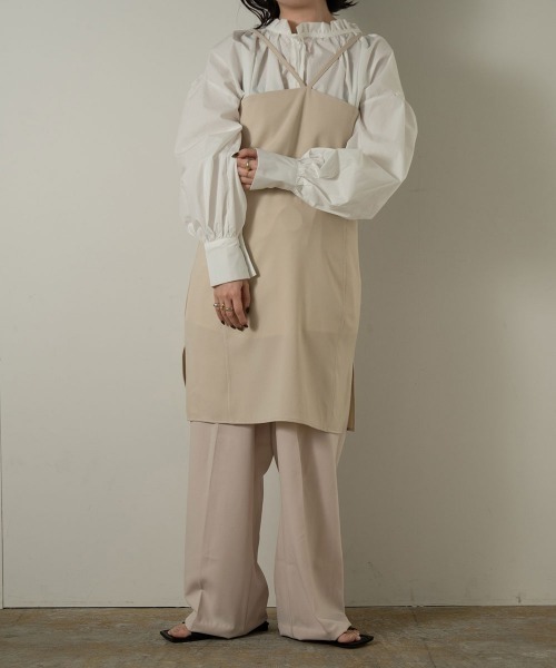 lawgy(ラウジー)の「V neck strap medium cami(キャミソール・レディース・ライトベージュ/ブラック・FREE)」の3枚目の写真