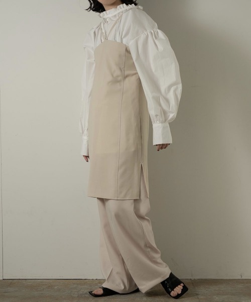 lawgy(ラウジー)の「V neck strap medium cami(キャミソール・レディース・ライトベージュ/ブラック・FREE)」の4枚目の写真