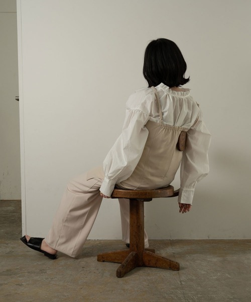 lawgy(ラウジー)の「V neck strap medium cami(キャミソール・レディース・ライトベージュ/ブラック・FREE)」の9枚目の写真