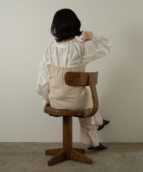 lawgy(ラウジー)の「V neck strap medium cami(キャミソール・レディース・ライトベージュ/ブラック・FREE)」の10枚目の写真