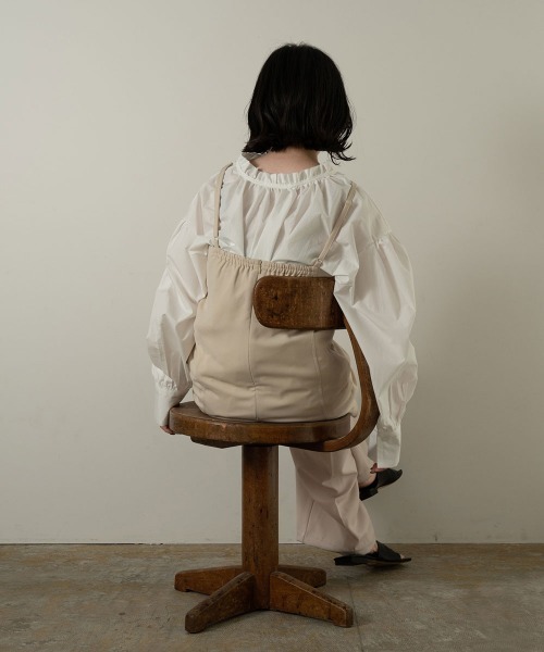 lawgy(ラウジー)の「V neck strap medium cami(キャミソール・レディース・ライトベージュ/ブラック・FREE)」の11枚目の写真