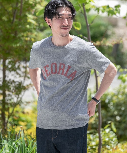 ITEMS URBANRESEARCH（アイテムズ アーバンリサーチ）の「『別注』SCREEN STARS×ITEMS　カスレプリント レタードTシャツ（Tシャツ/カットソー・メンズ・グレー系その他/ブラック/ホワイト・LARGE/MEDIUM）」の3枚目の写真