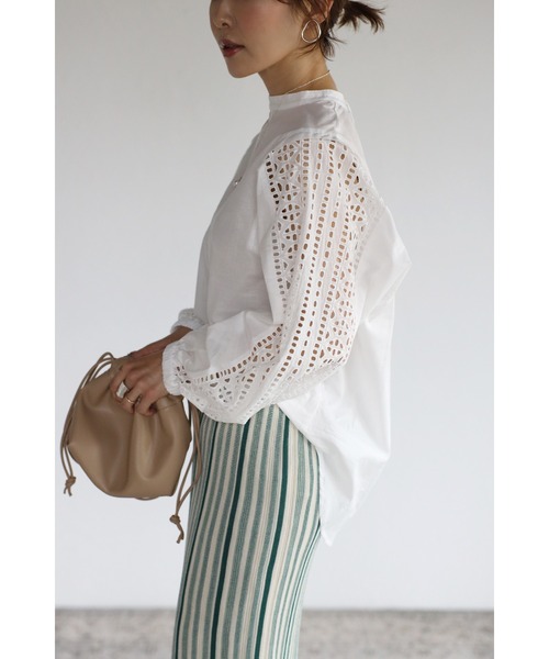 Bonjour Sagan（ボンジュールサガン）の「ショルダータックレースブラウス（シャツ/ブラウス・レディース・オフホワイト/ブラック・FREE）」の4枚目の写真