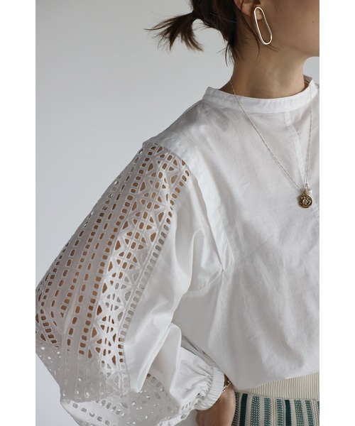 Bonjour Sagan（ボンジュールサガン）の「ショルダータックレースブラウス（シャツ/ブラウス・レディース・オフホワイト/ブラック・FREE）」の9枚目の写真