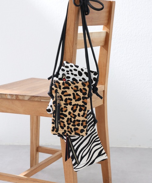 Pal collection（パルコレクション）の「ハラコ風ジップ付スマホポシェット（ショルダーバッグ・レディース・ホワイト/ホワイト系その他/ブラック系その他3・FREE）」の2枚目の写真