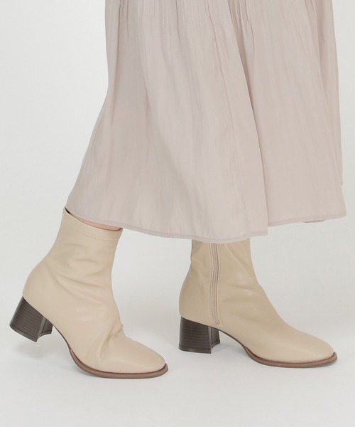 ikka（イッカ）の「ストレッチセンターシームハーフブーツ（ブーツ・レディース・オフホワイト/ブラック/ベージュ・M/L）」の4枚目の写真