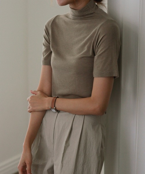 MUYMONA(ムイモナ)の「ハーフスリーブ ウールタートルトップ mmw22a002【MUYMONA】【2022AW】(Tシャツ/カットソー・レディース・ブラック/ベージュ/クリーム・FREE)」の1枚目の写真