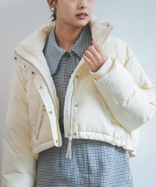 REDYAZEL（レディアゼル）の「ナイロンスタンドショートダウン（ダウンジャケット/コート・レディース・ブルー/オフホワイト/ブラック・SMALL/MEDIUM）」の2枚目の写真