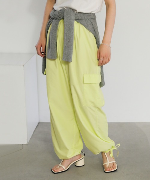 select MOCA(セレクトモカ)の「ナイロンワイドカーゴパンツ(カーゴパンツ・レディース・アイボリー/ブラック/ライトイエロー・FREE)」の1枚目の写真
