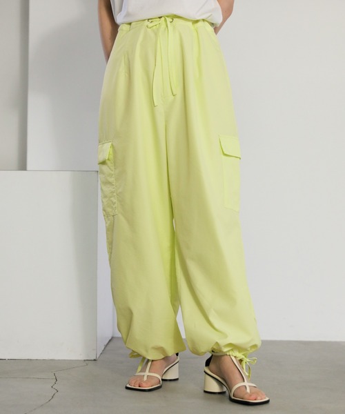 select MOCA(セレクトモカ)の「ナイロンワイドカーゴパンツ(カーゴパンツ・レディース・アイボリー/ブラック/ライトイエロー・FREE)」の18枚目の写真