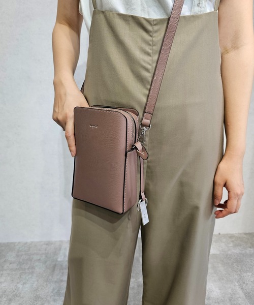 Ungrid（アングリッド）の「【Ungrid/アングリッド】キーリングチャーム付き　スマホ＆パスポート入れ　縦長ミニポシェット（ショルダーバッグ・レディース・ブラック/ブルー系その他/キャメル/グレイッシュベージュ/アイボリー/カーキ/スモークピンク/ベージュ/オリーブ/ダークブラウン/ラベンダー/イエロー/ゴールド/シルバー/ホワイト/ライトブルー・FREE）」の14枚目の写真