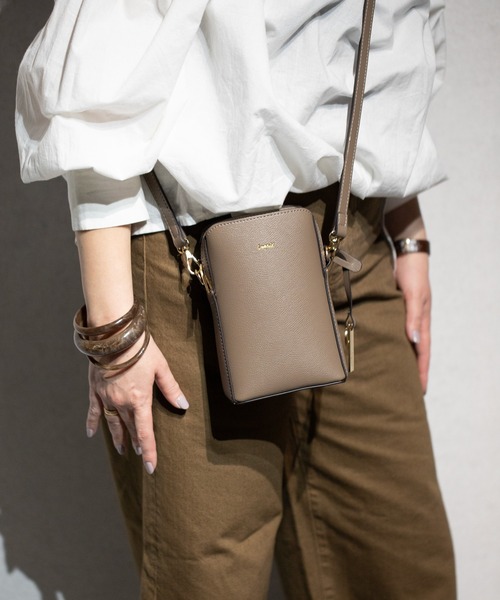 Ungrid（アングリッド）の「【Ungrid/アングリッド】キーリングチャーム付き　スマホ＆パスポート入れ　縦長ミニポシェット（ショルダーバッグ・レディース・ブラック/ブルー系その他/キャメル/グレイッシュベージュ/アイボリー/カーキ/スモークピンク/ベージュ/オリーブ/ダークブラウン/ラベンダー/イエロー/ゴールド/シルバー/ホワイト/ライトブルー・FREE）」の6枚目の写真