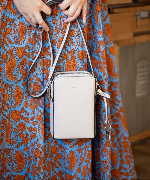 Ungrid（アングリッド）の「【Ungrid/アングリッド】キーリングチャーム付き　スマホ＆パスポート入れ　縦長ミニポシェット（ショルダーバッグ・レディース・ブラック/ブルー系その他/キャメル/グレイッシュベージュ/アイボリー/カーキ/スモークピンク/ベージュ/オリーブ/ダークブラウン/ラベンダー/イエロー/ゴールド/シルバー/ホワイト/ライトブルー・FREE）」の2枚目の写真