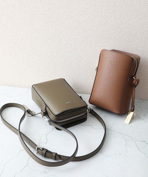 Ungrid（アングリッド）の「【Ungrid/アングリッド】キーリングチャーム付き　スマホ＆パスポート入れ　縦長ミニポシェット（ショルダーバッグ・レディース・ブラック/ブルー系その他/キャメル/グレイッシュベージュ/アイボリー/カーキ/スモークピンク/ベージュ/オリーブ/ダークブラウン/ラベンダー/イエロー/ゴールド/シルバー/ホワイト/ライトブルー・FREE）」の17枚目の写真