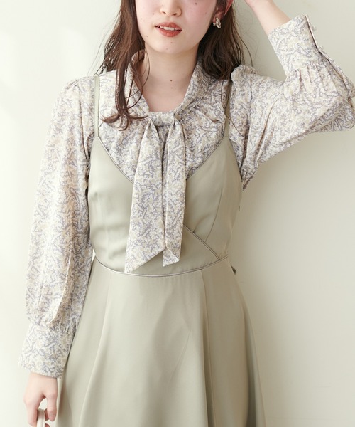 natural couture（ナチュラルクチュール）の「袖口パールノット結びボータイブラウス（シャツ/ブラウス・レディース・オフホワイト/グレイッシュベージュ/サックスブルー/イエロー/グリーン/ネイビー/その他1/その他2・FREE）」の7枚目の写真