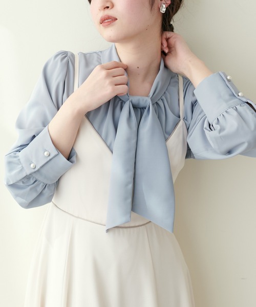 natural couture（ナチュラルクチュール）の「袖口パールノット結びボータイブラウス（シャツ/ブラウス・レディース・オフホワイト/グレイッシュベージュ/サックスブルー/イエロー/グリーン/ネイビー/その他1/その他2・FREE）」の5枚目の写真