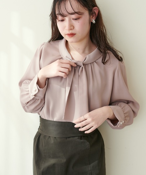 natural couture（ナチュラルクチュール）の「袖口パールノット結びボータイブラウス（シャツ/ブラウス・レディース・オフホワイト/グレイッシュベージュ/サックスブルー/イエロー/グリーン/ネイビー/その他1/その他2・FREE）」の9枚目の写真
