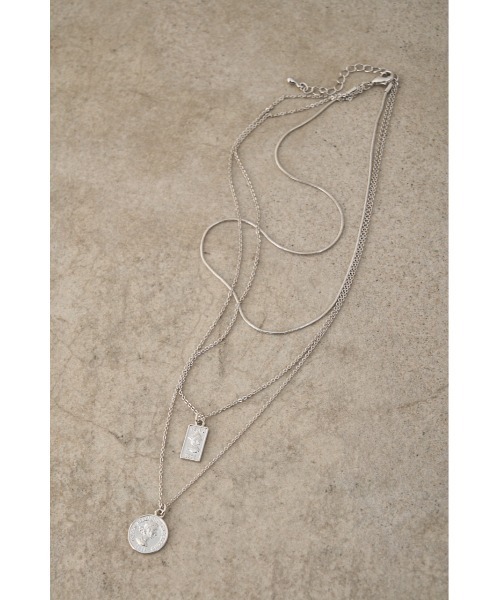 AZUL by moussy（アズールバイマウジー）の「COIN THREE-STRAND NECKLACE/コインスリーストランドネックレス（ネックレス・レディース・ゴールド系その他/シルバー・FREE）」の4枚目の写真