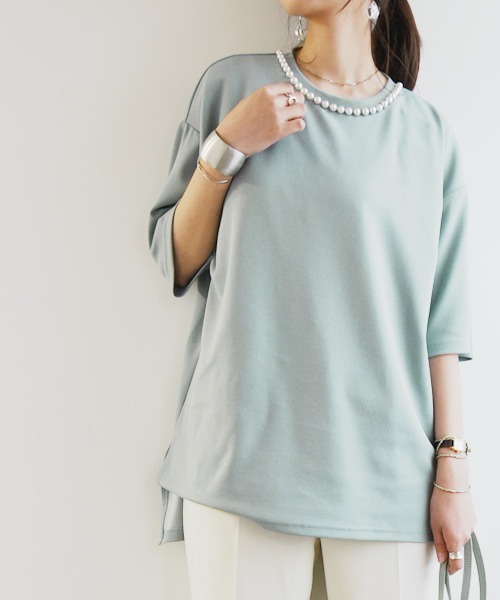 and it_(アンドイット)の「パールボタン梨地プルオーバー(Tシャツ/カットソー・レディース・グレイッシュベージュ/ブラック/サックスブルー・L/M)」の1枚目の写真