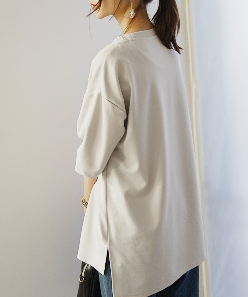 and it_(アンドイット)の「パールボタン梨地プルオーバー(Tシャツ/カットソー・レディース・グレイッシュベージュ/ブラック/サックスブルー・L/M)」の7枚目の写真