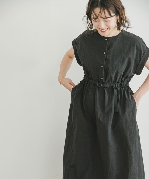 ITEMS URBANRESEARCH（アイテムズ アーバンリサーチ）の「ウェビングベルトナイロンワンピース（ワンピース・レディース・ブラック/モカ・FREE）」の3枚目の写真