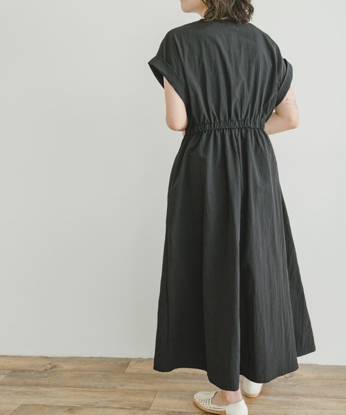 ITEMS URBANRESEARCH（アイテムズ アーバンリサーチ）の「ウェビングベルトナイロンワンピース（ワンピース・レディース・ブラック/モカ・FREE）」の4枚目の写真