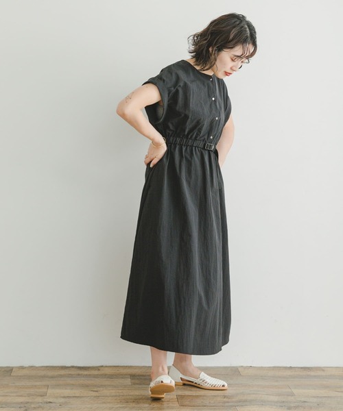 ITEMS URBANRESEARCH（アイテムズ アーバンリサーチ）の「ウェビングベルトナイロンワンピース（ワンピース・レディース・ブラック/モカ・FREE）」の8枚目の写真
