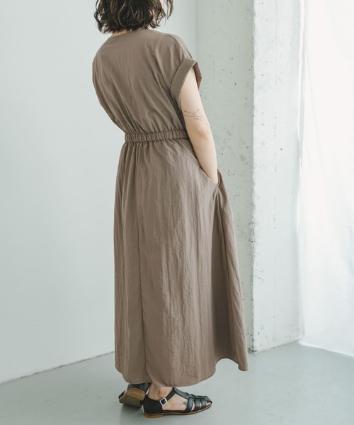 ITEMS URBANRESEARCH（アイテムズ アーバンリサーチ）の「ウェビングベルトナイロンワンピース（ワンピース・レディース・ブラック/モカ・FREE）」の13枚目の写真