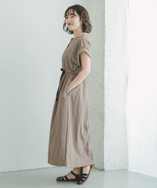 ITEMS URBANRESEARCH（アイテムズ アーバンリサーチ）の「ウェビングベルトナイロンワンピース（ワンピース・レディース・ブラック/モカ・FREE）」の15枚目の写真