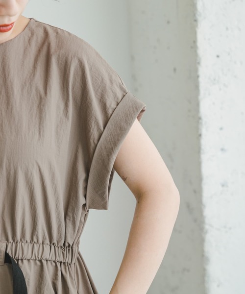 ITEMS URBANRESEARCH（アイテムズ アーバンリサーチ）の「ウェビングベルトナイロンワンピース（ワンピース・レディース・ブラック/モカ・FREE）」の21枚目の写真