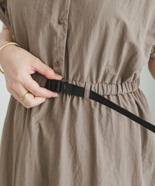 ITEMS URBANRESEARCH（アイテムズ アーバンリサーチ）の「ウェビングベルトナイロンワンピース（ワンピース・レディース・ブラック/モカ・FREE）」の22枚目の写真