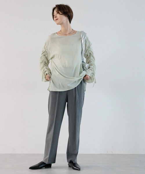 LEPSIM(レプシィム)の「袖シャーリングブラウス 961534(シャツ/ブラウス・レディース・ライトグリーン/オフホワイト/ブラック・FREE)」の6枚目の写真