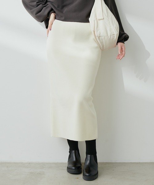 natural couture(ナチュラルクチュール)の「ポリニットナロースカート(スカート・レディース・ブラック/モカ/アイボリー/ブルー・FREE)」の5枚目の写真