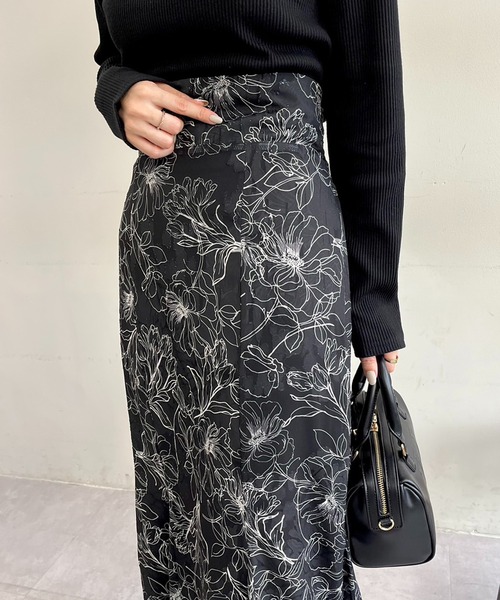 one after another NICE CLAUP(ワンアフターアナザーナイスクラップ)の「【ZOZO限定商品】新色追加/線画花柄ロングスカート(スカート・レディース・ブラック系/ベージュ系/アイボリー系・MEDIUM/LARGE)」の16枚目の写真