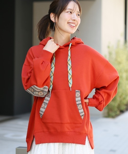 チチカカ（チチカカ）の「シャギーボアポカフーディーパッチプルオーバー（パーカー・レディース・チャコールグレー/オレンジ/ライトグレー・FREE）」の3枚目の写真