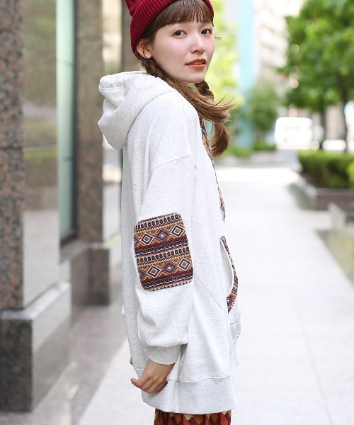 チチカカ（チチカカ）の「シャギーボアポカフーディーパッチプルオーバー（パーカー・レディース・チャコールグレー/オレンジ/ライトグレー・FREE）」の6枚目の写真