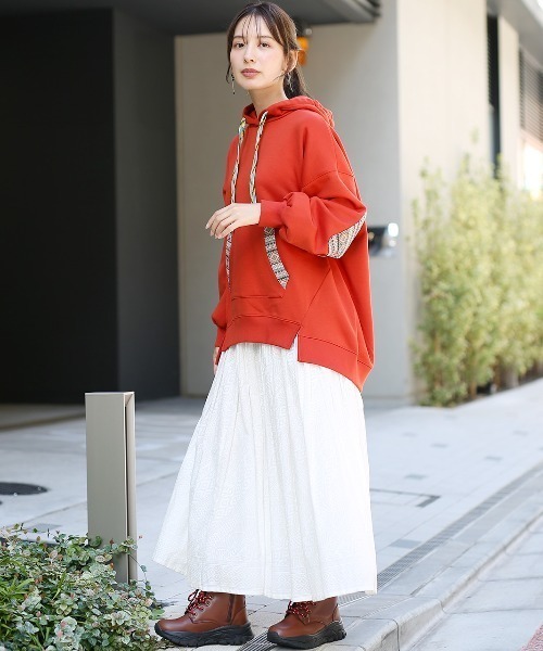 チチカカ（チチカカ）の「シャギーボアポカフーディーパッチプルオーバー（パーカー・レディース・チャコールグレー/オレンジ/ライトグレー・FREE）」の7枚目の写真