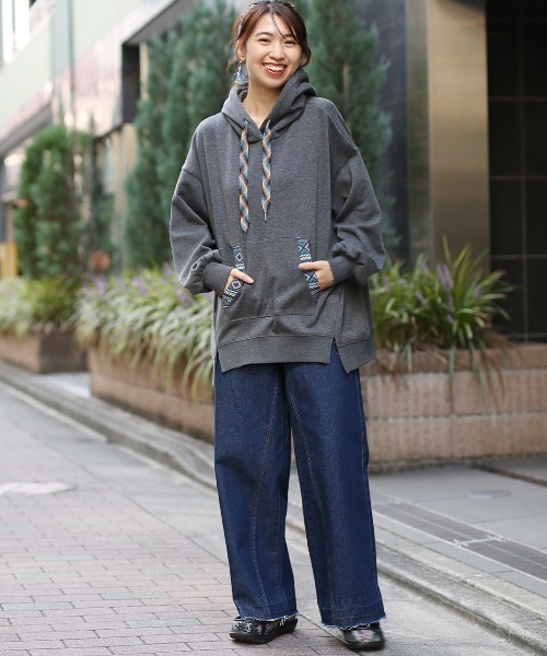 チチカカ（チチカカ）の「シャギーボアポカフーディーパッチプルオーバー（パーカー・レディース・チャコールグレー/オレンジ/ライトグレー・FREE）」の4枚目の写真