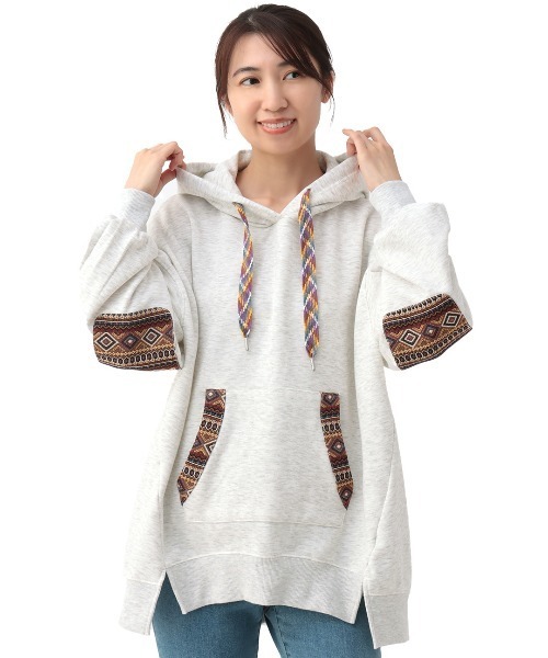 チチカカ（チチカカ）の「シャギーボアポカフーディーパッチプルオーバー（パーカー・レディース・チャコールグレー/オレンジ/ライトグレー・FREE）」の9枚目の写真