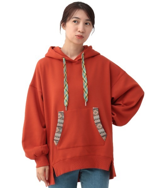 チチカカ（チチカカ）の「シャギーボアポカフーディーパッチプルオーバー（パーカー・レディース・チャコールグレー/オレンジ/ライトグレー・FREE）」の10枚目の写真