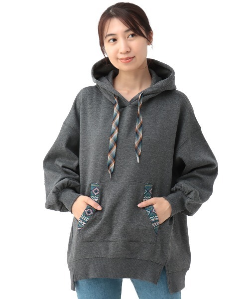 チチカカ（チチカカ）の「シャギーボアポカフーディーパッチプルオーバー（パーカー・レディース・チャコールグレー/オレンジ/ライトグレー・FREE）」の8枚目の写真