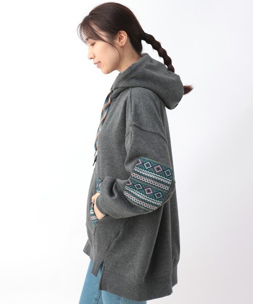 チチカカ（チチカカ）の「シャギーボアポカフーディーパッチプルオーバー（パーカー・レディース・チャコールグレー/オレンジ/ライトグレー・FREE）」の11枚目の写真