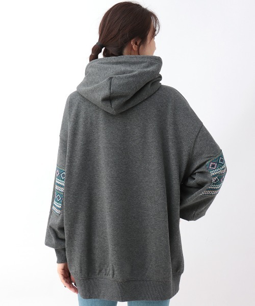 チチカカ（チチカカ）の「シャギーボアポカフーディーパッチプルオーバー（パーカー・レディース・チャコールグレー/オレンジ/ライトグレー・FREE）」の12枚目の写真