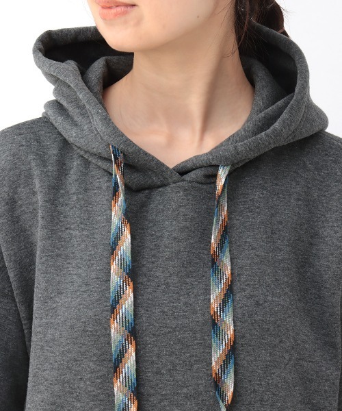 チチカカ（チチカカ）の「シャギーボアポカフーディーパッチプルオーバー（パーカー・レディース・チャコールグレー/オレンジ/ライトグレー・FREE）」の13枚目の写真