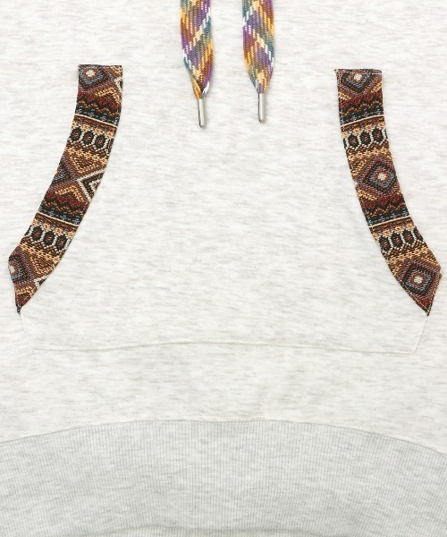 チチカカ（チチカカ）の「シャギーボアポカフーディーパッチプルオーバー（パーカー・レディース・チャコールグレー/オレンジ/ライトグレー・FREE）」の17枚目の写真